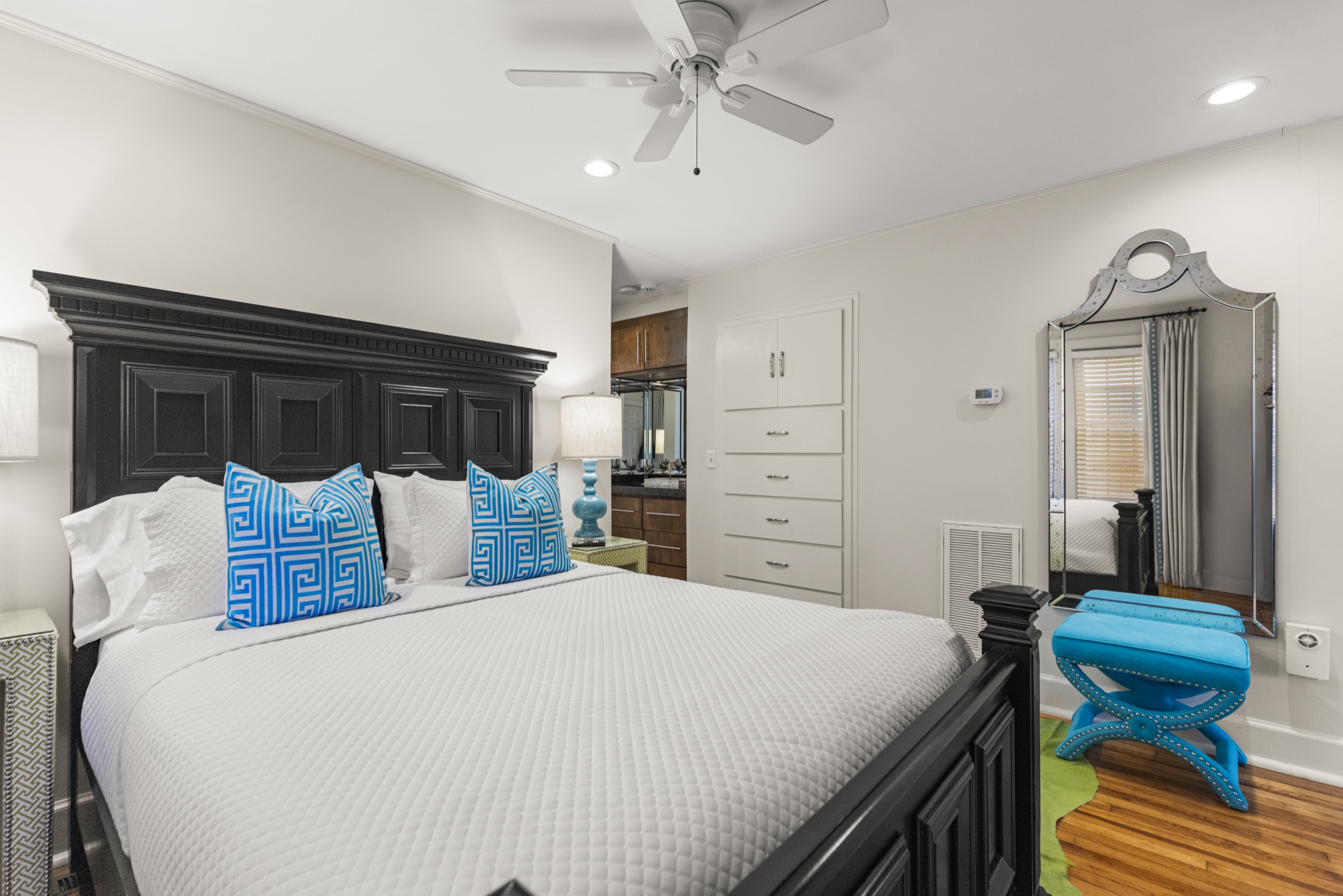 A restful queen bedroom